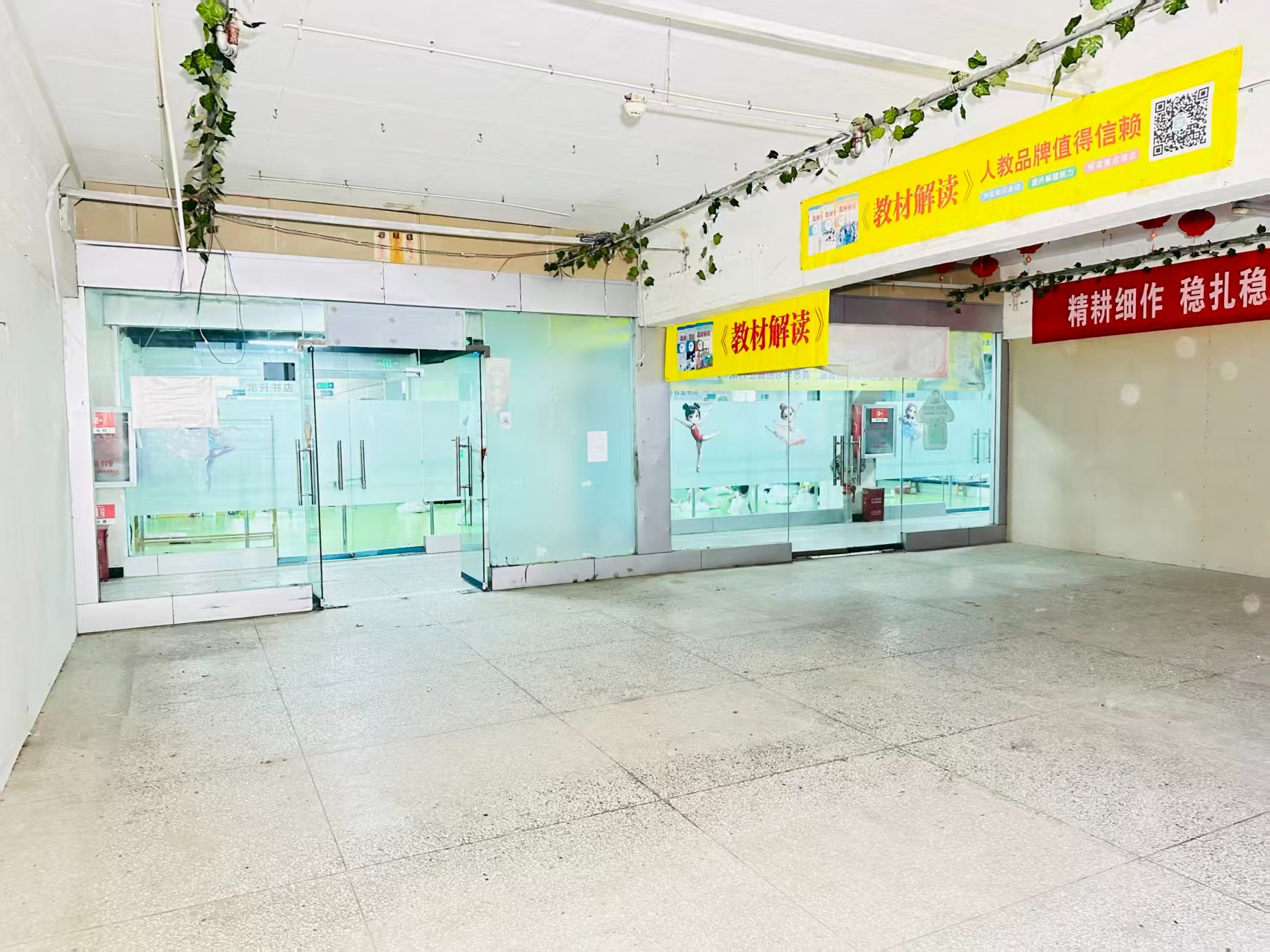 长厦门西街提供写字楼、商铺、展示空间、直播间等多种面积选择，满足企业办公、研发、展示、运营等多元需求。